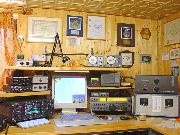 Amateur Radio Station DJ4PI in Germany - Survival Radio and Long-Distance Communication for Survival